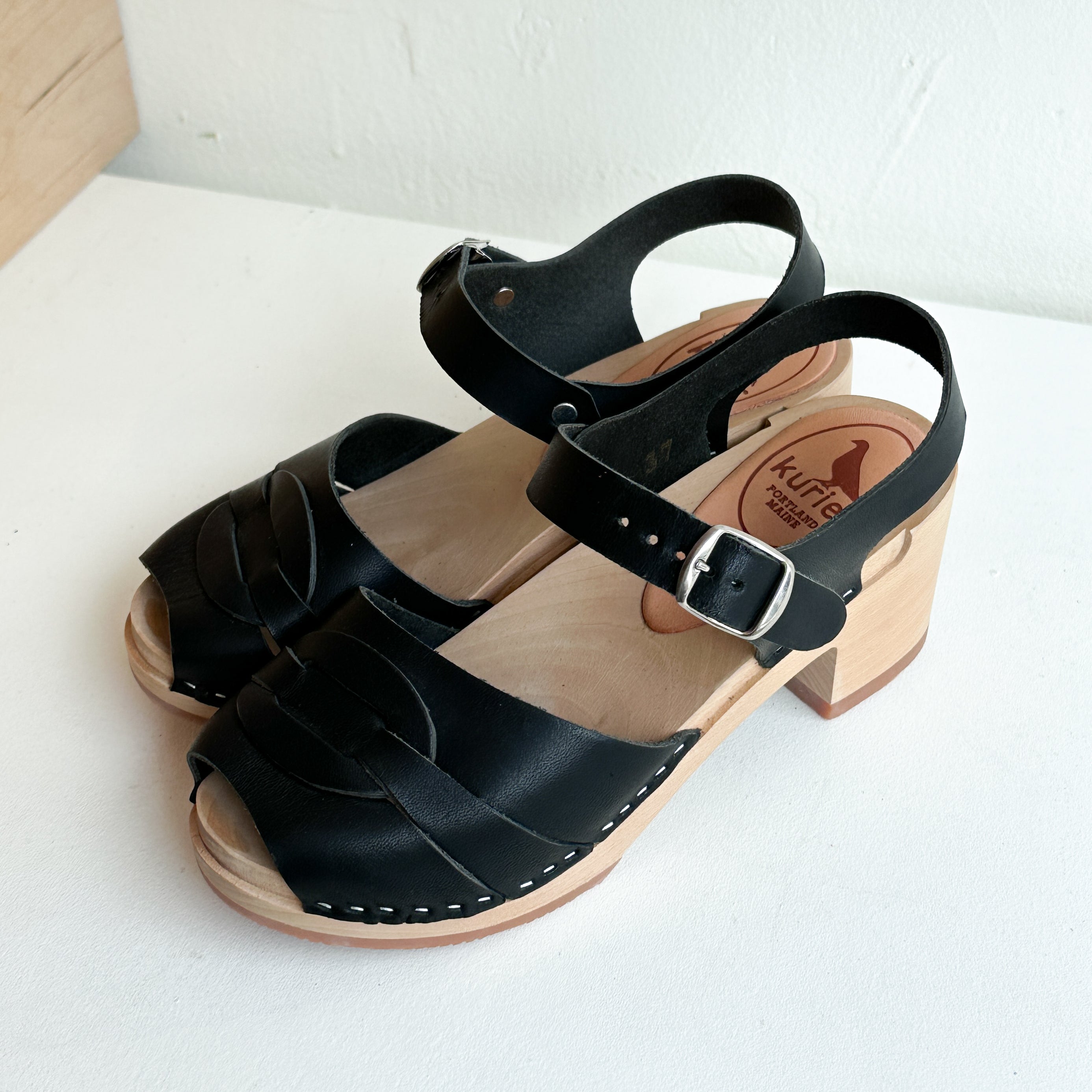 Studio Sale Size 37