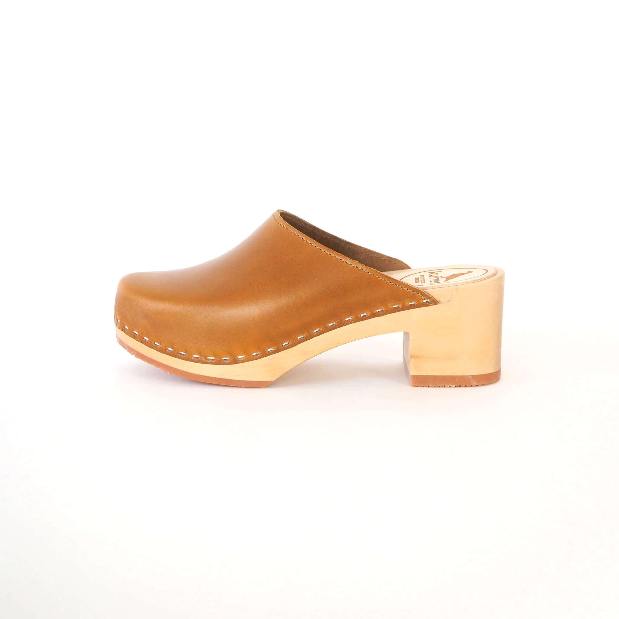 Closed toe shop clogs with heel